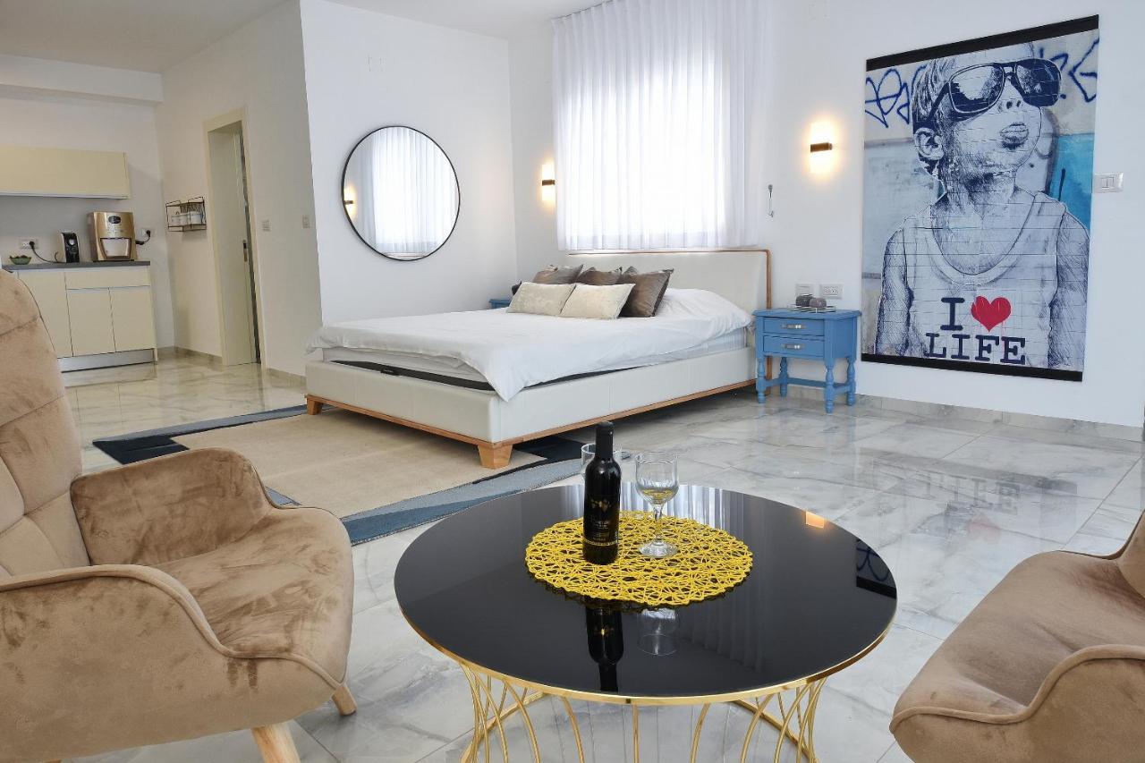 הסויטות של פולי Appartement Manot Buitenkant foto