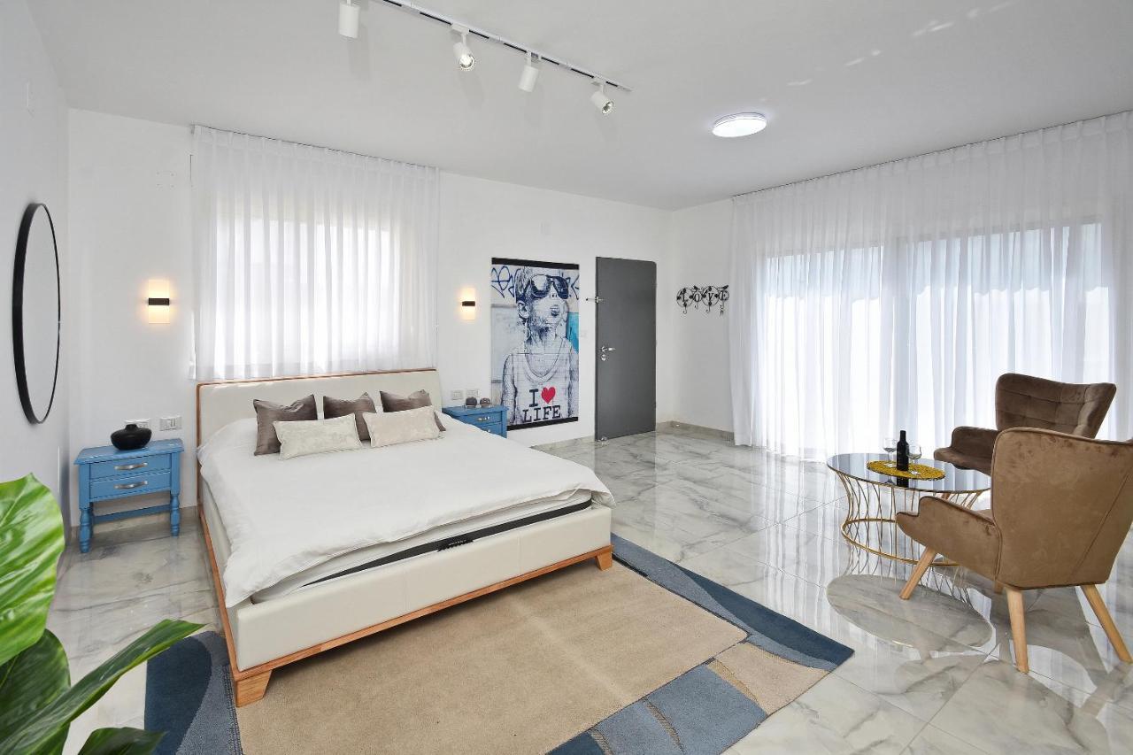 הסויטות של פולי Appartement Manot Buitenkant foto