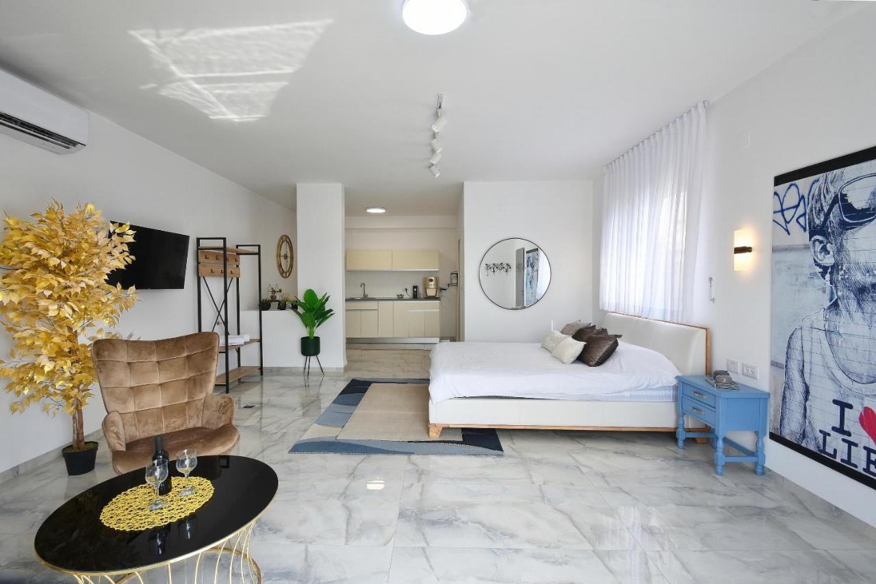 הסויטות של פולי Appartement Manot Buitenkant foto