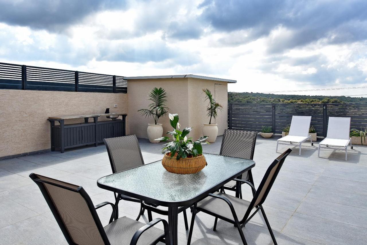 הסויטות של פולי Appartement Manot Buitenkant foto